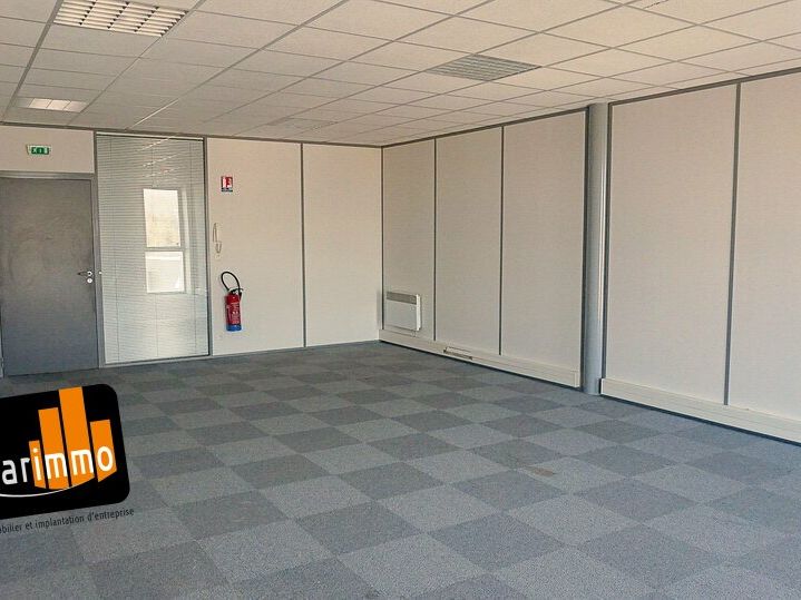 A louer bureau de 48,5 m², au 1er étage d'un ensemble immobilier de bureaux modulables d'environ 5500 m², à 3 minutes de l'échangeur de l'autoroute A11 de Chartres.
