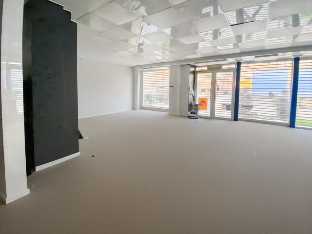 Location local commercial 104 m² non divisibles