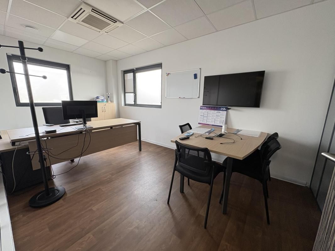 Location entrepôts 905 m² non divisibles