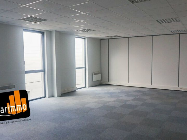 A louer un bureau de 48 m² au 2ème étage d'un ensemble immobilier d'environ 5500 m², livré en 2008 et idéalement situé en bordure de la Nationale 10, à 3 minutes de l'échangeur de l'autoroute A11 de Chartres Est.