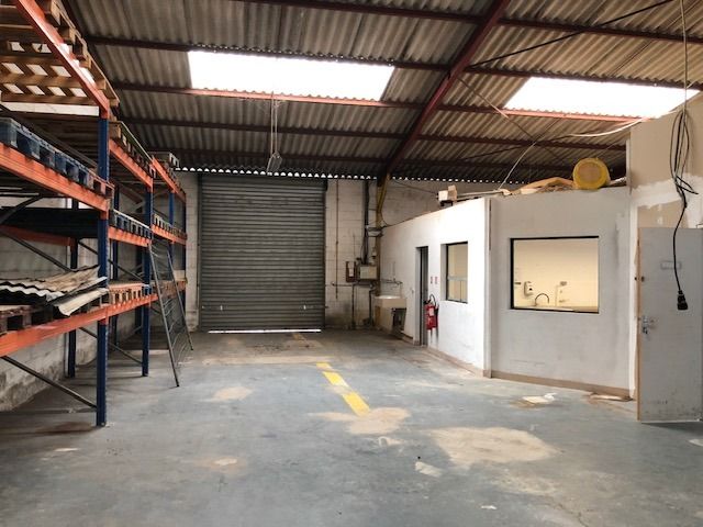 Location local d''activites 400 m² non divisibles
