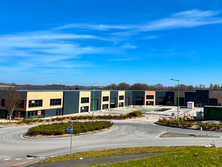 Location local d''activites 640 m² non divisibles