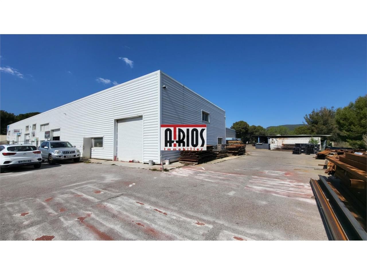 Location entrepôts 300 m² non divisibles