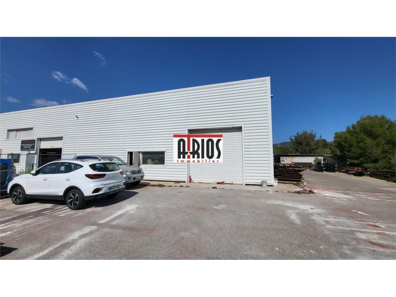 Location entrepôts 300 m² non divisibles