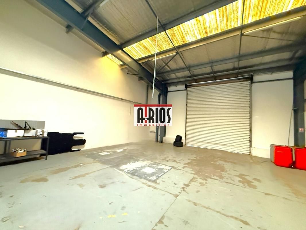 Location entrepôts 640 m² non divisibles