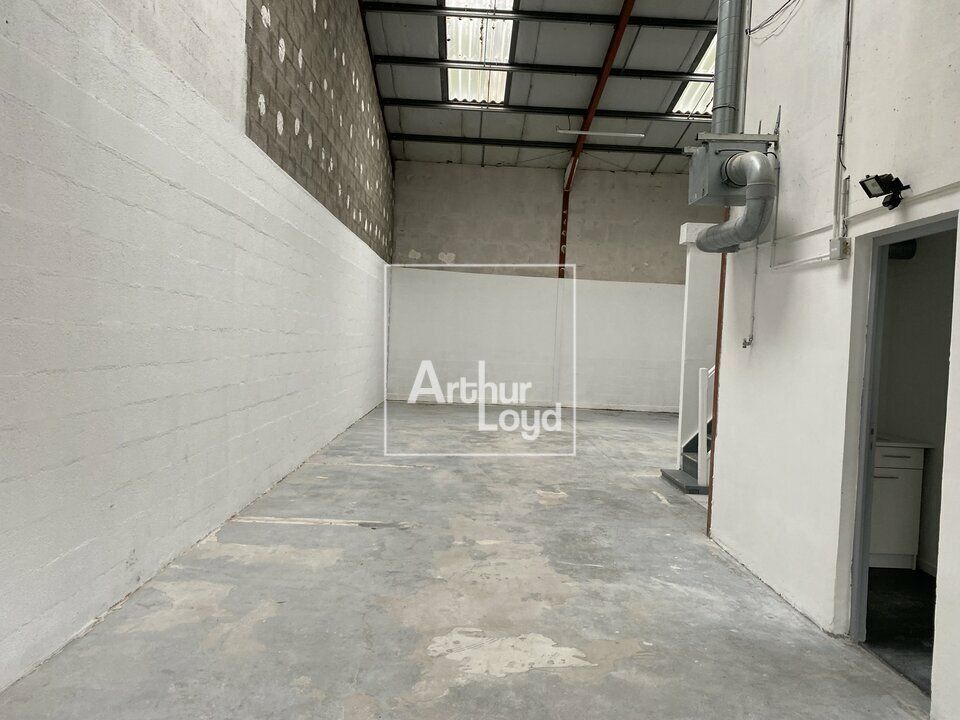 Location local d''activites 140 m² non divisibles