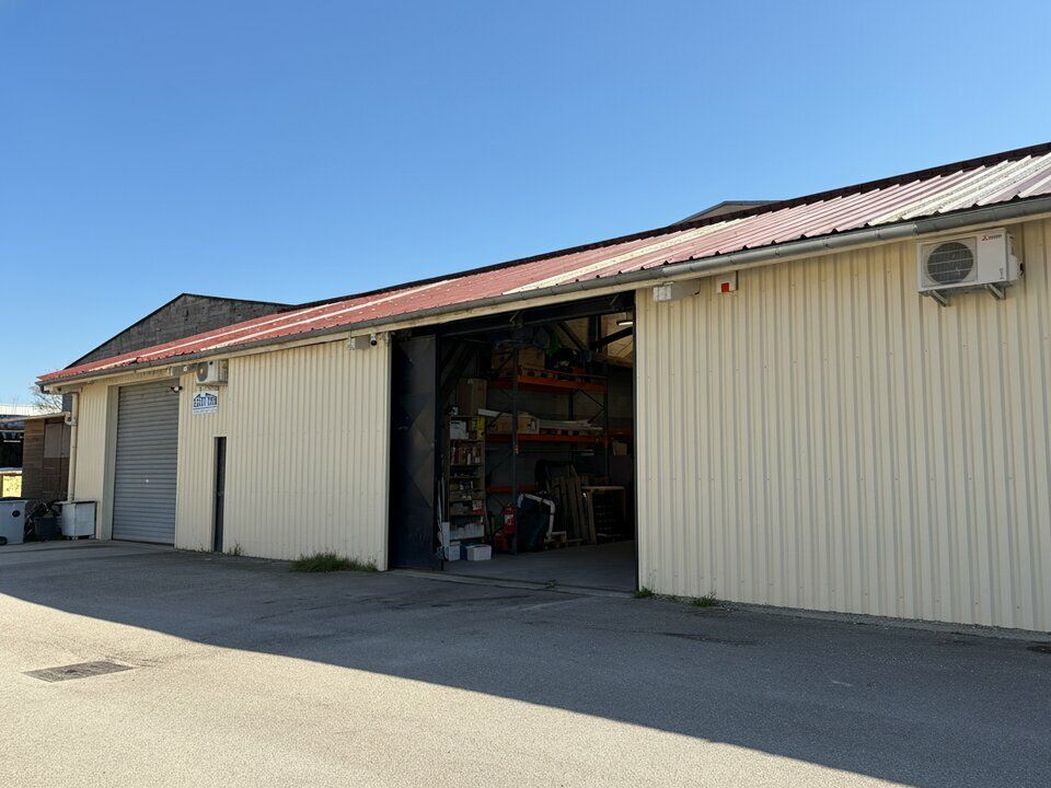 Location local d''activites 300 m² non divisibles