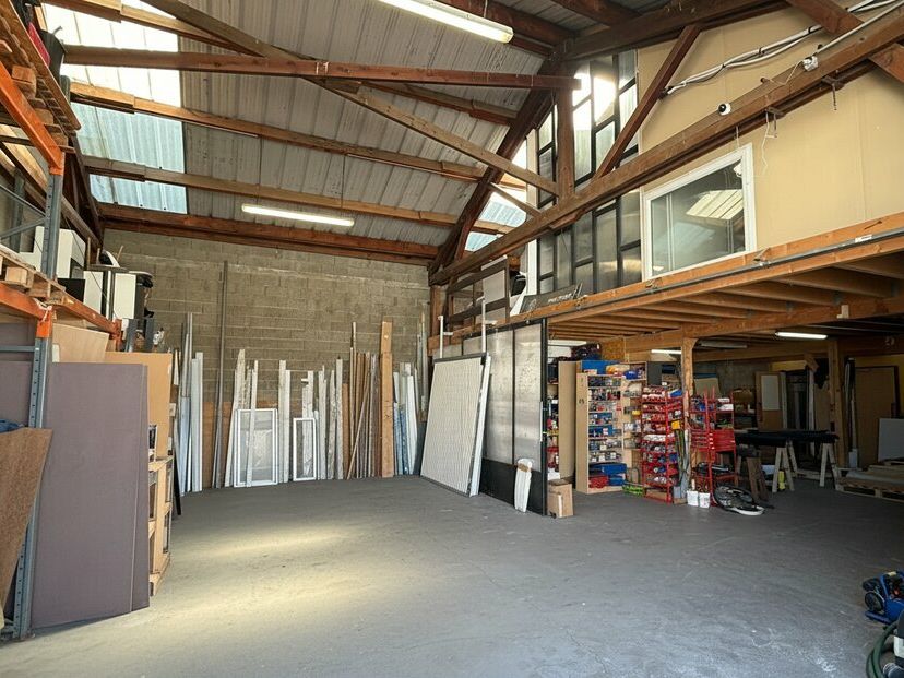 Valoris Real Estate vous propose un local artisanal de 300 m² au coeur de de la ZI La Soie à Décines-Charpieu !