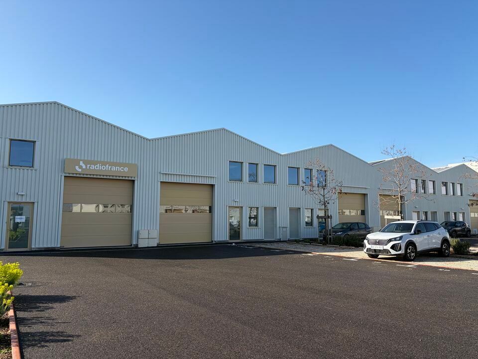 Location local d''activites 2365 m² divisibles à partir de 324 m²
