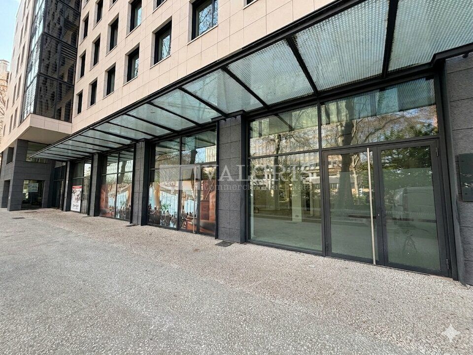 Location local commercial 274.6 m² non divisibles