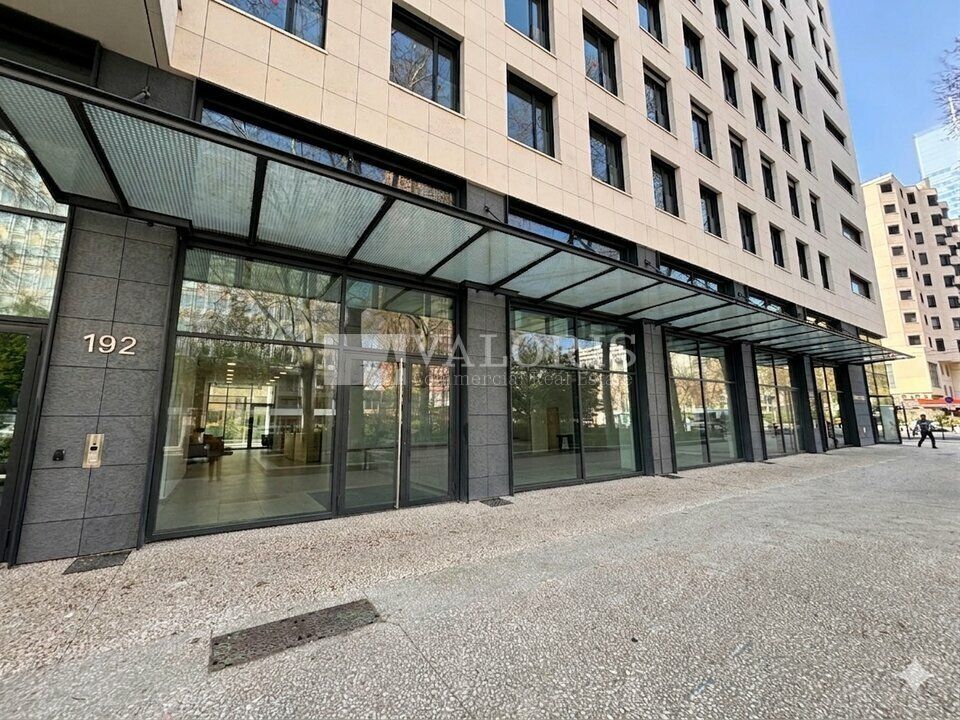 Valoris Real Estate vous propose à la location un local commercial d'un surface totale de 274.60 m² en pied d'immeuble de bureaux dans le 3ème arrondissement de Lyon, dans le quartier de la Part Dieu.