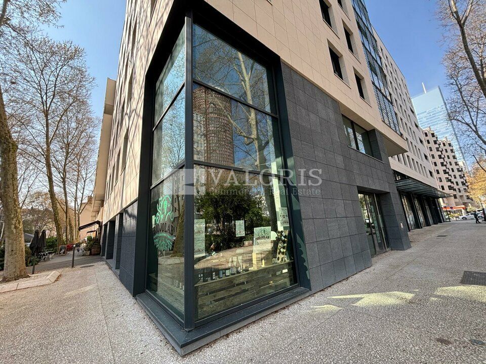 Location local commercial 126.2 m² non divisibles