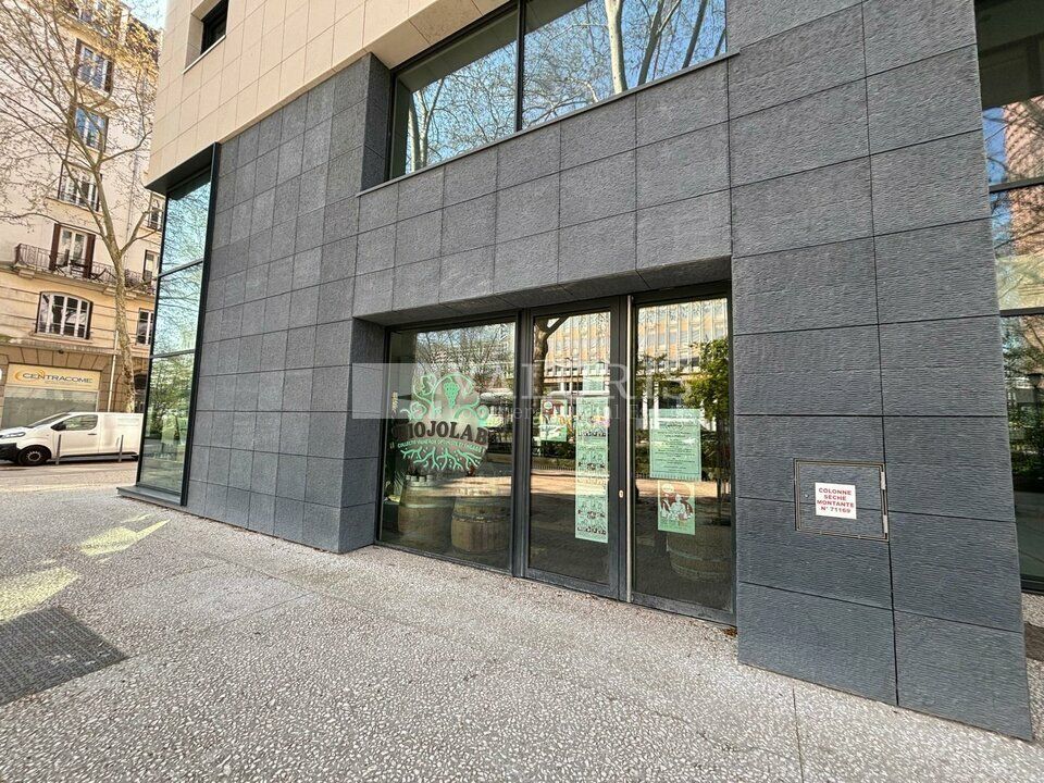 Valoris Real Estate vous propose à la location un local commercial d'un surface de 126.20 m² en pied d'immeuble de bureaux dans le 3ème arrondissement de Lyon, dans le quartier de la Part Dieu.