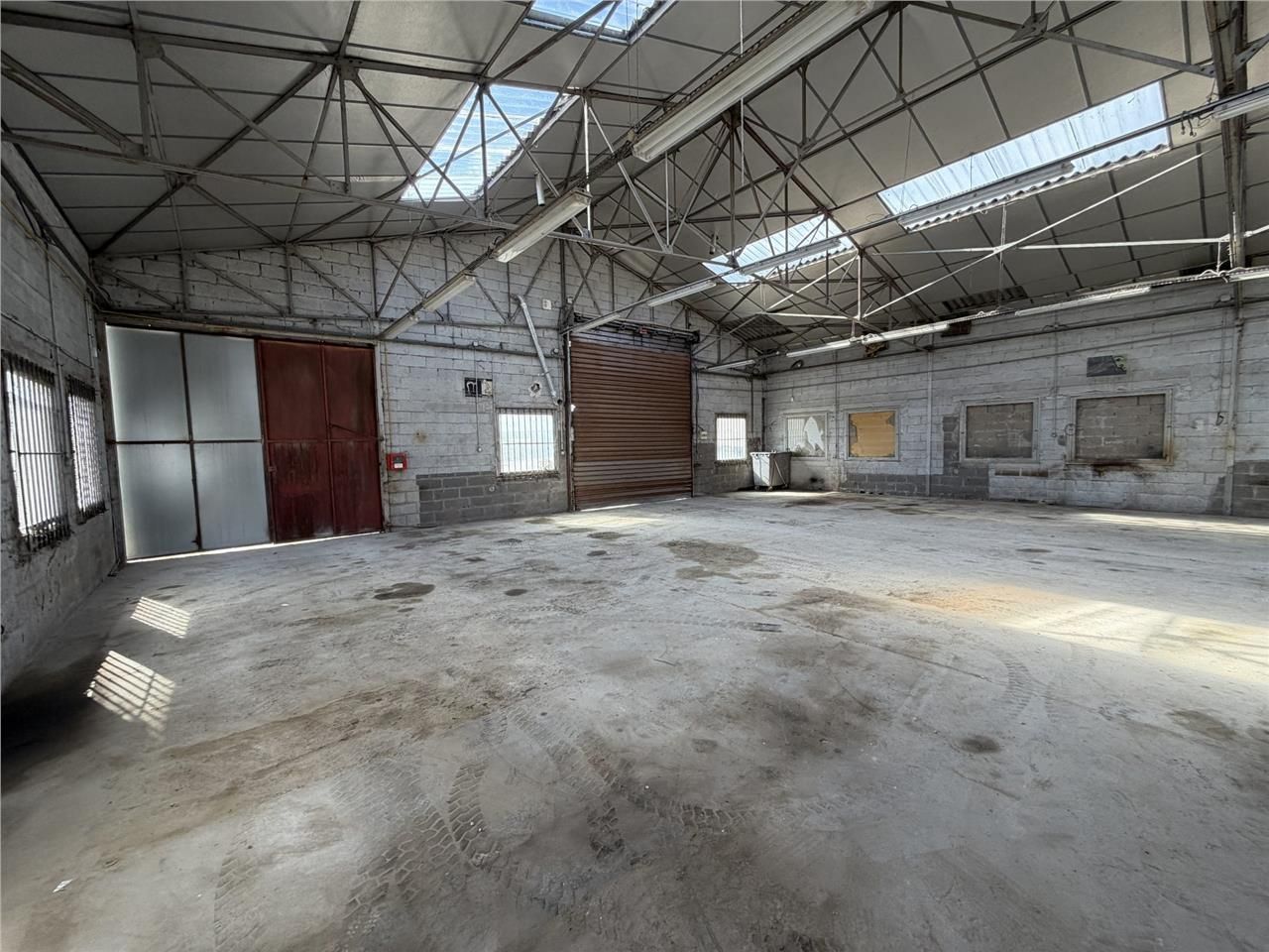 Location local 660 m² à Epernon