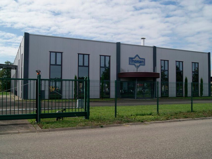 Vente local d''activites 2030 m² non divisibles