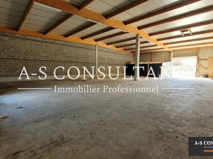 SONNAY (38150) à louer local d'activité de 915 m² situé proche des axes avec stationnement devant le bâtiment.