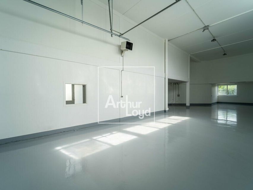 Location local d''activites 657 m² divisibles à partir de 217 m²