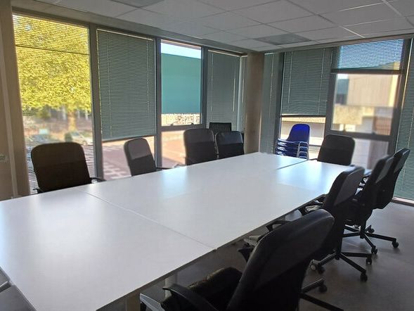 A VENDRE (RARE) OU A LOUER - Très bel ensemble de bureaux aménagés au pied du tram.