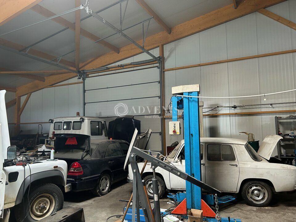 Local d'activité d'environ 400 m² à vendre à CHINON