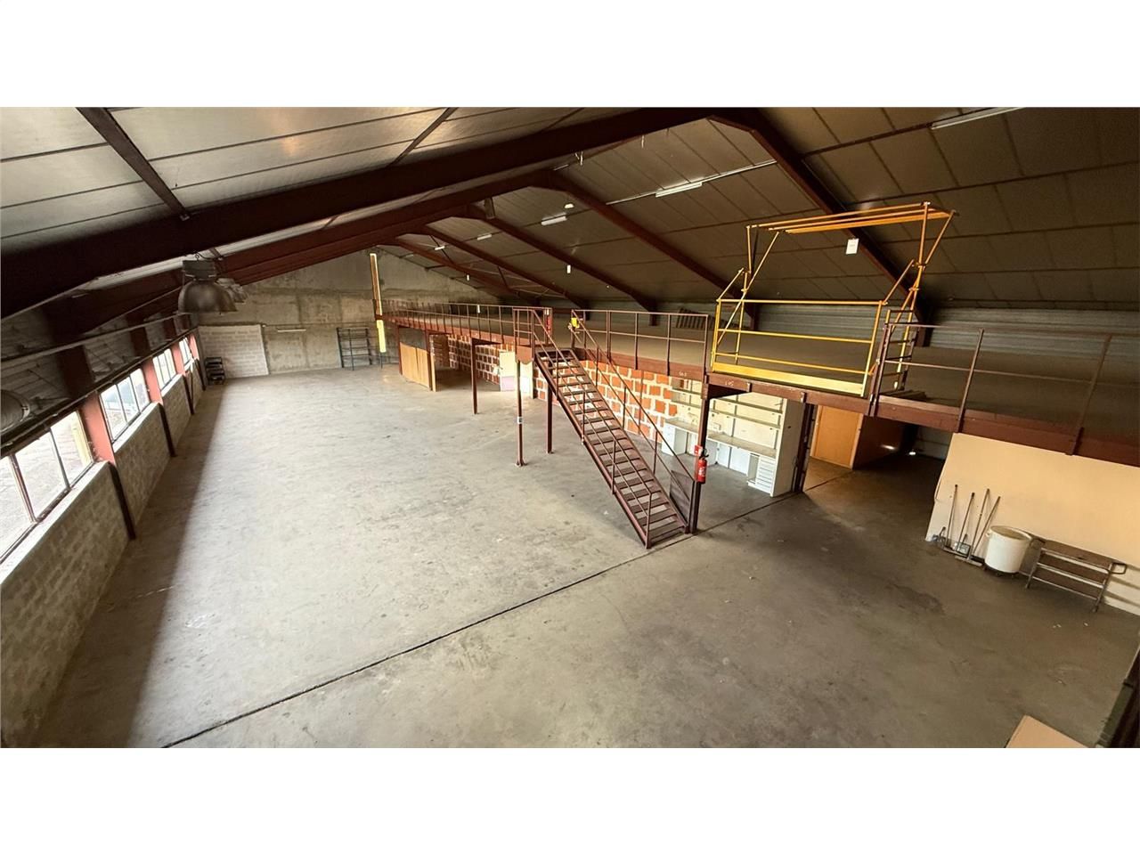 Location entrepots 2100 m² non divisibles
