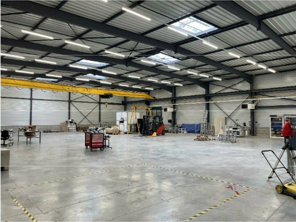 Location local d''activites 1998 m² non divisibles