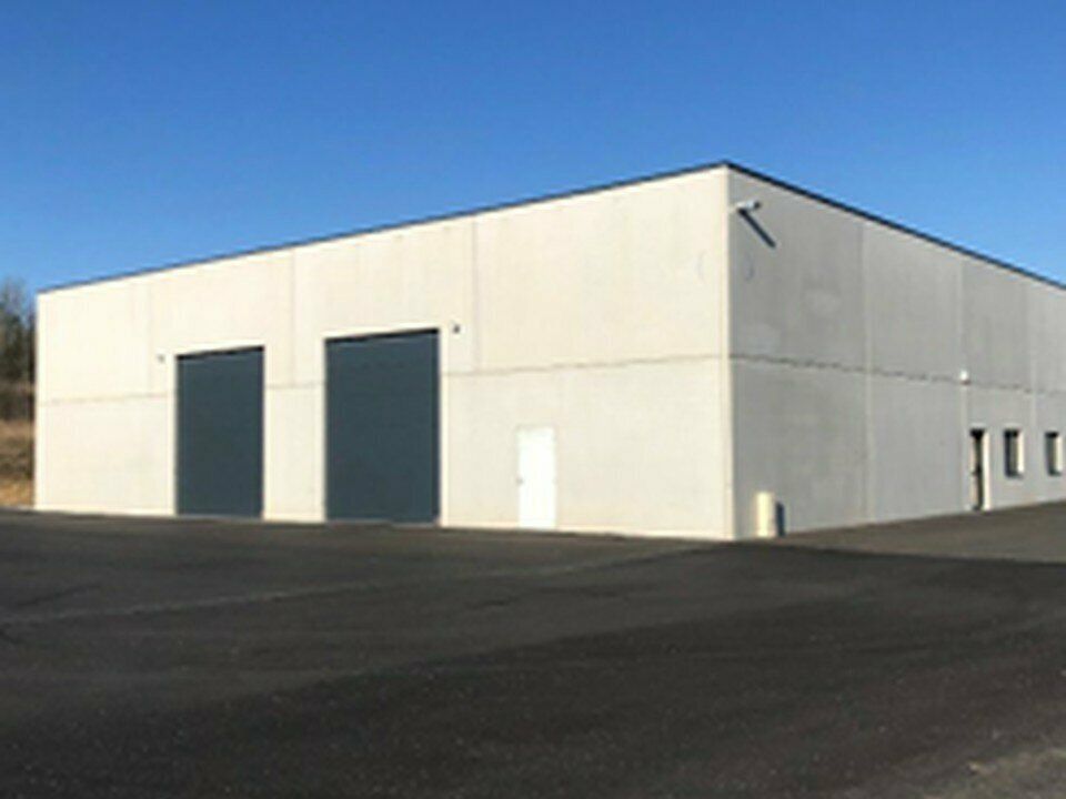 Location local d''activites 450 m² non divisibles