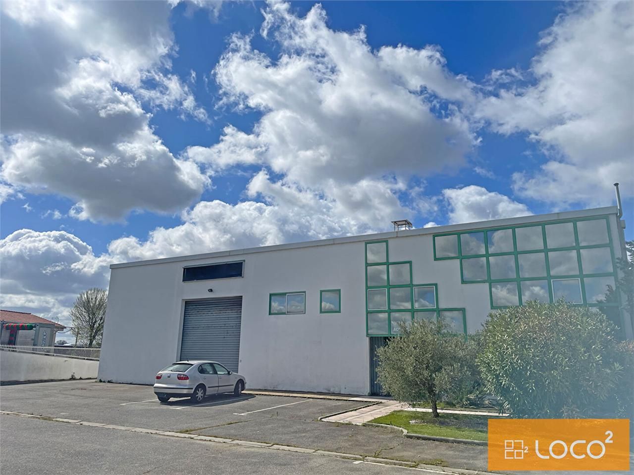 Location local 420.00 m² à FLOURENS