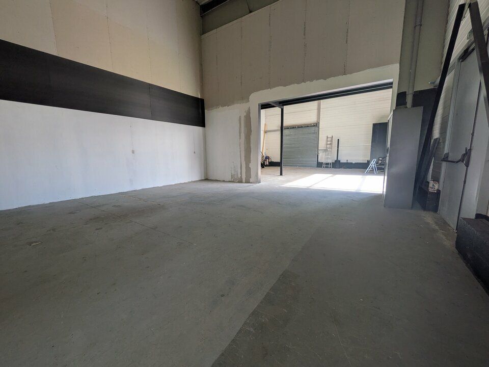 A louer local d'activité et bureaux d'environ 281m² 