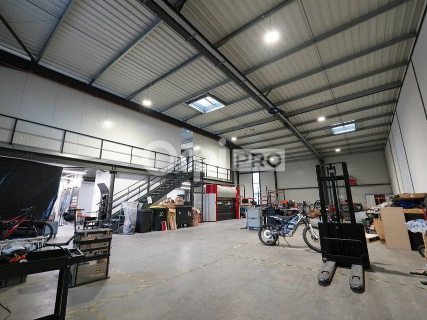 Location local d''activites 841 m² non divisibles