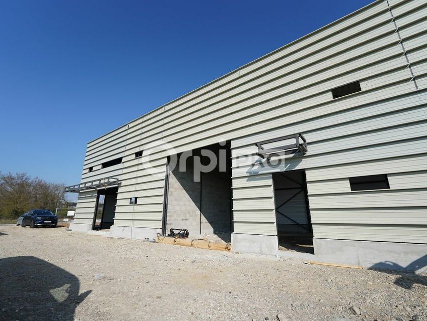 Location local d''activites 200 m² divisibles à partir de 100 m²