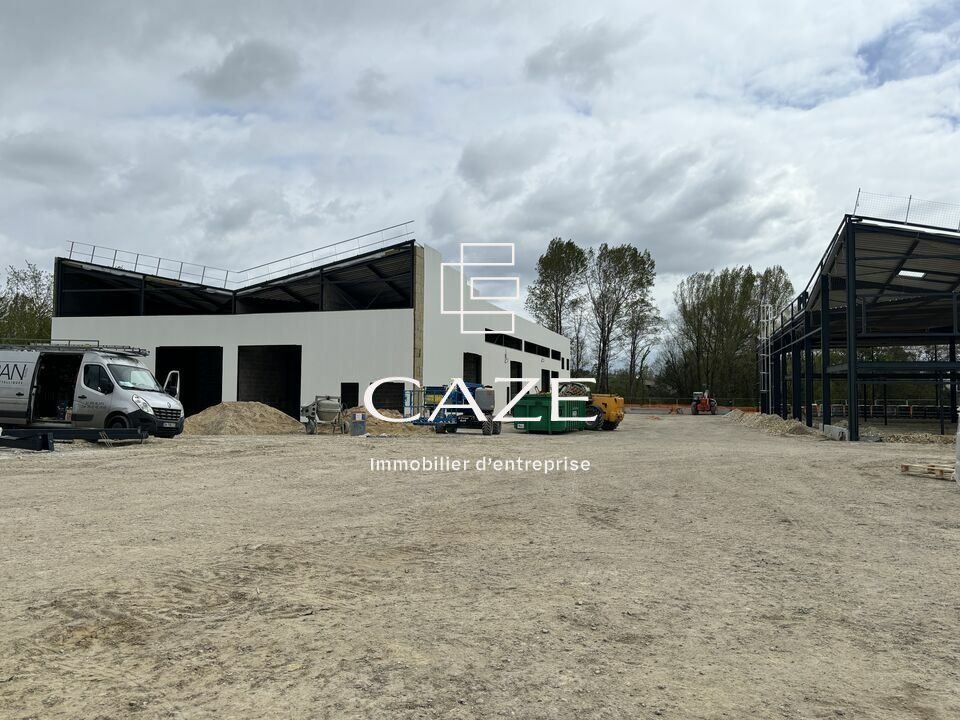 LOCAUX D'ACTIVITES A VENDRE - PROCHE A10