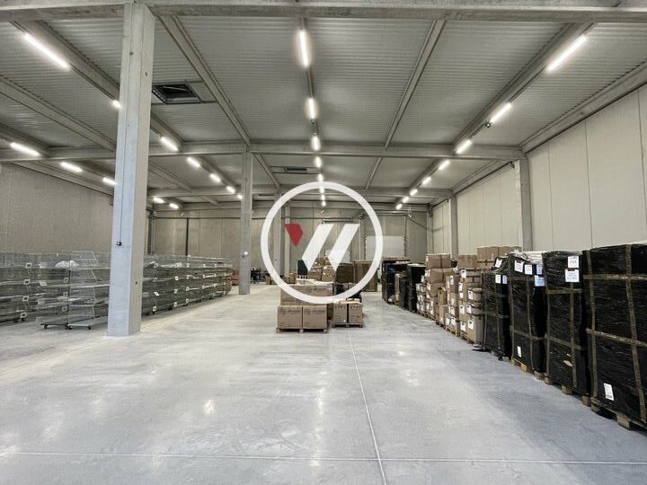 Opportunité rare à Signes (proche Aubagne) : entrepôt récent de 1300 m², grande hauteur, accès autoroutes A7 / A8 !