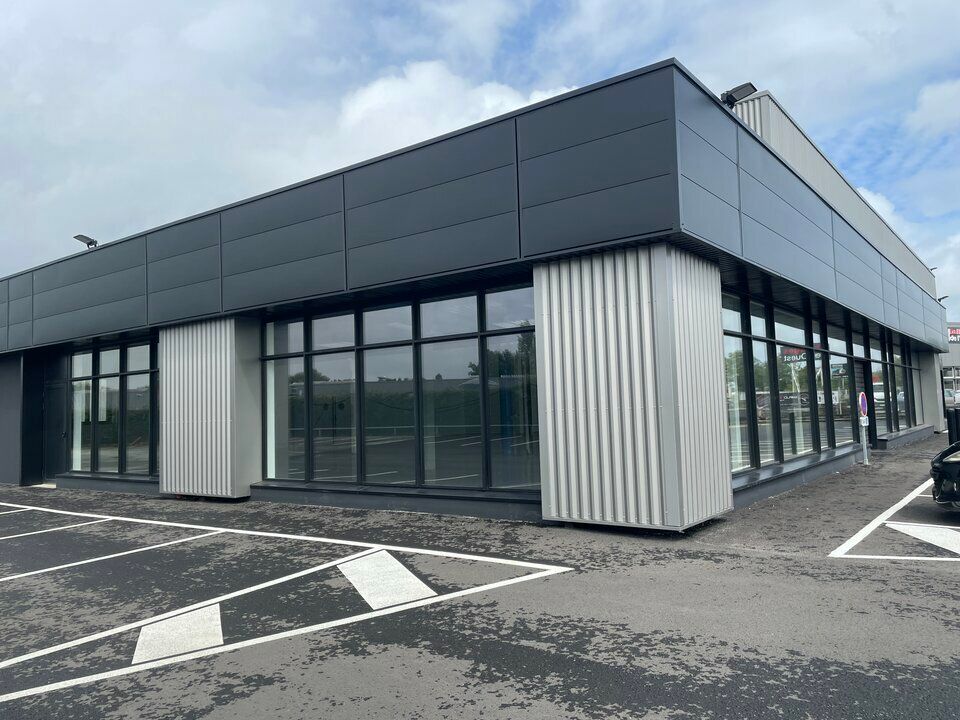 Cellule idéalement située en façade de la RD 523