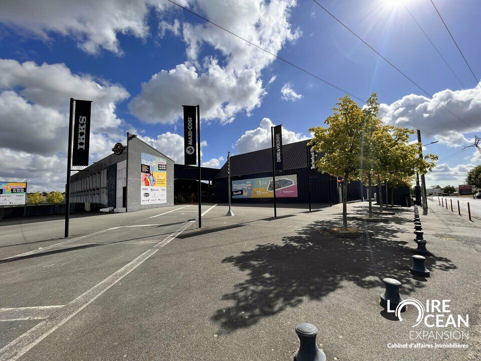 Location local commercial 1600 m² divisibles à partir de 194 m²