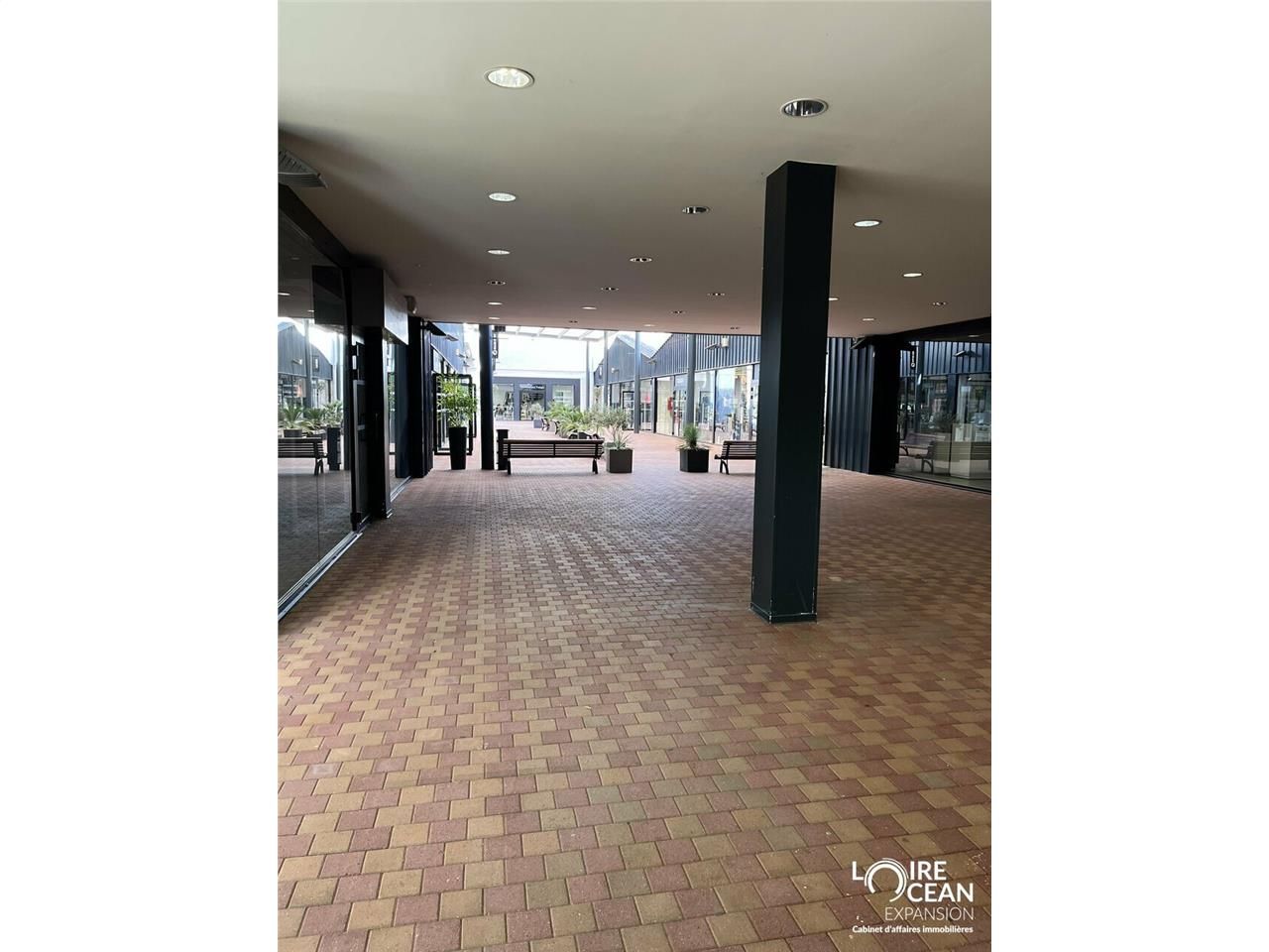 Location local commercial - 1600 m²