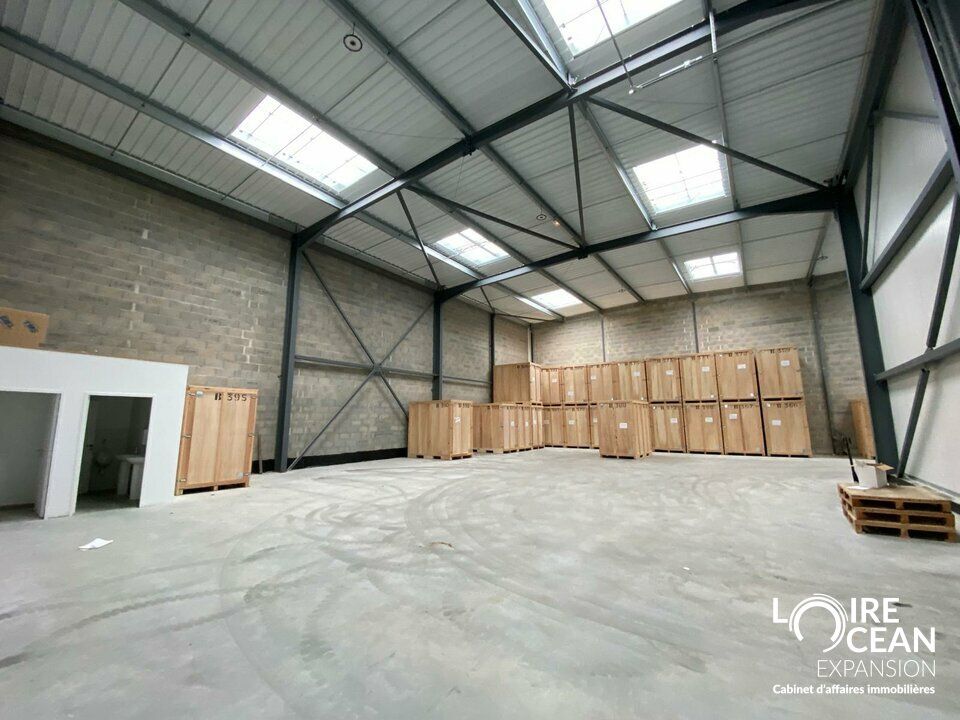 Location local d''activites 808 m² non divisibles