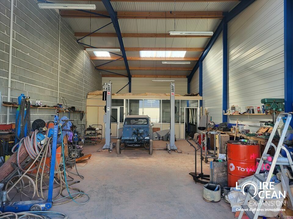 D751 accès immédiat- LOCAL D'ACTIVITE/ENTREPOT