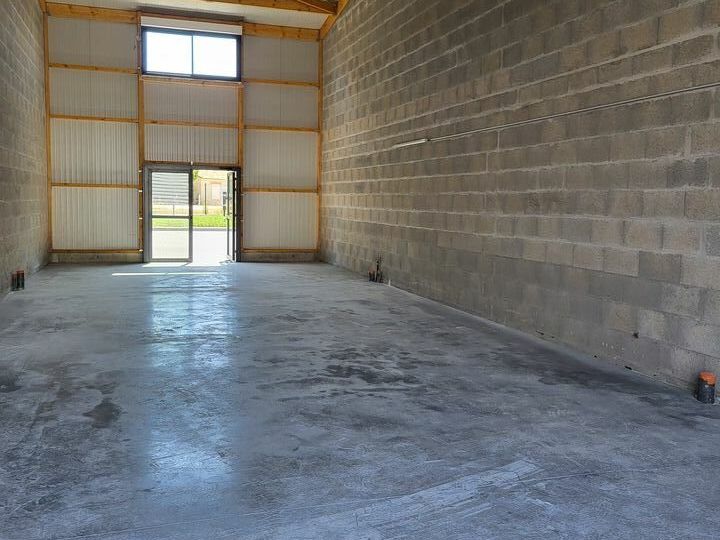 LOCAUX D'ACTIVITE/ENTREPOT avec Belle visibilité sur St Brévin