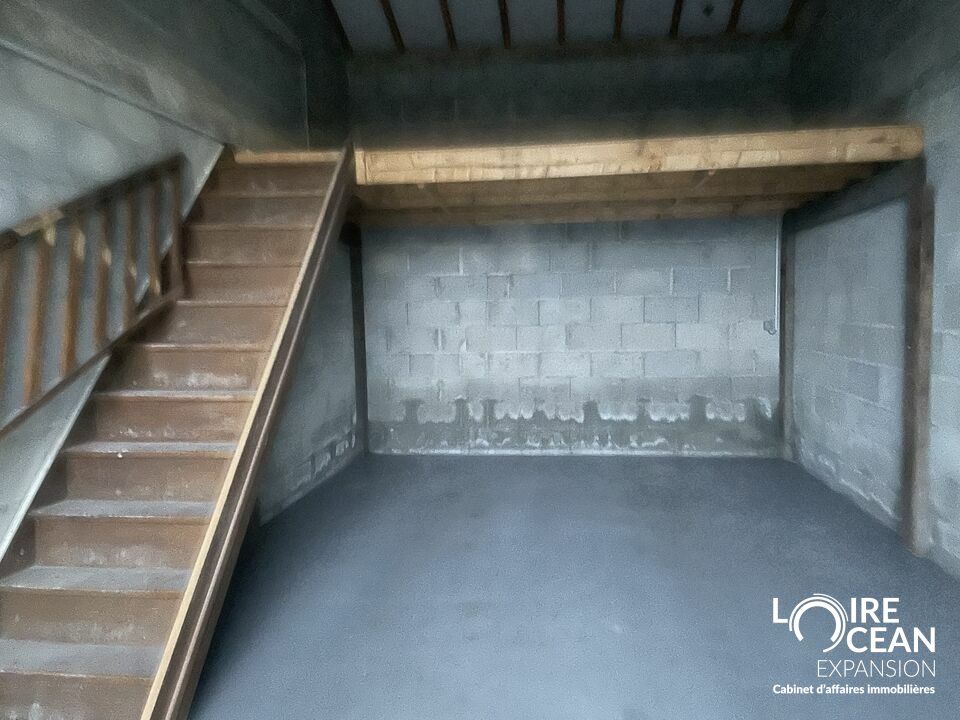À LOUER – Local d'activité d'environ 200 m² avec bureaux, garages et stockage extérieur