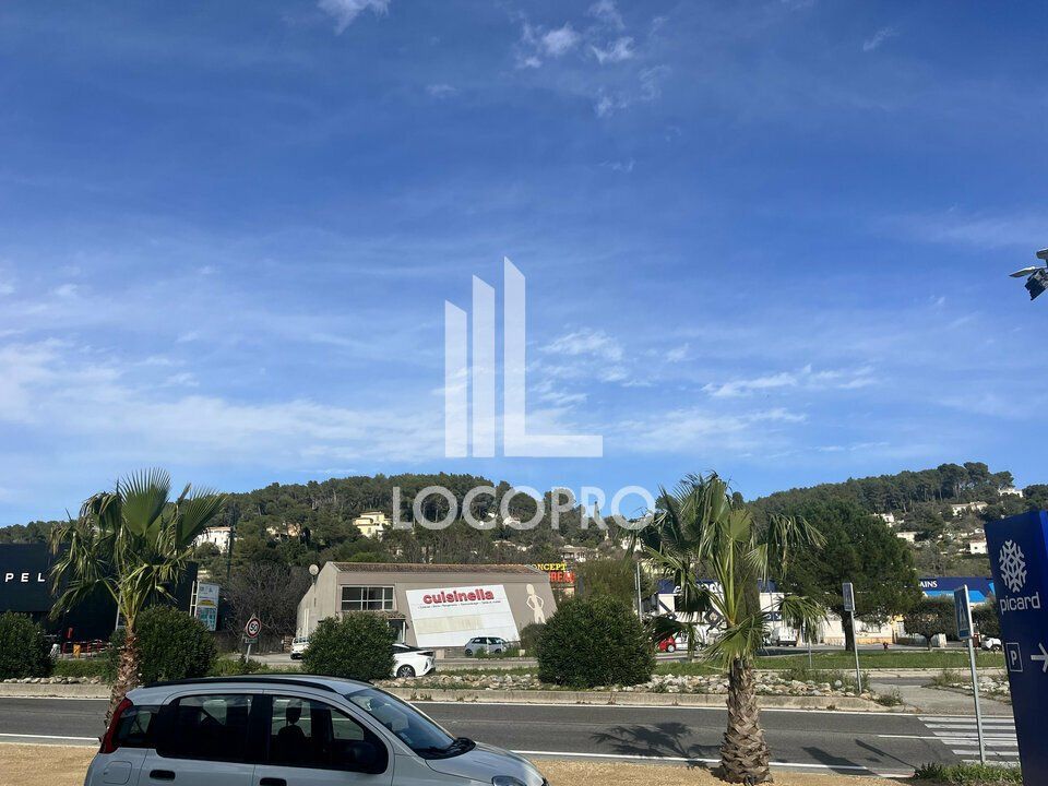 A LOUER - LOCAL COMMERCIAL - 550 M2 - TRANS EN PROVENCE 