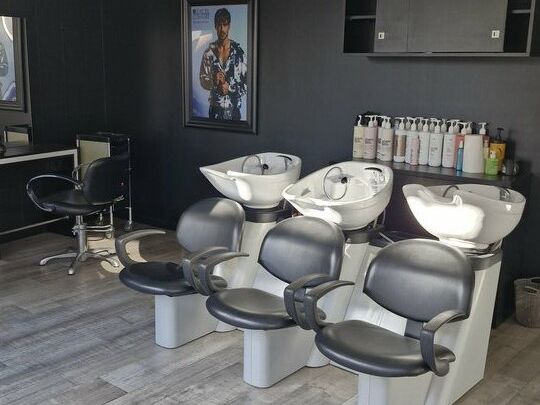 LOCAL COMMERCIAL D'ANGLE - A LOUER - BOURG D'HERBIGNAC