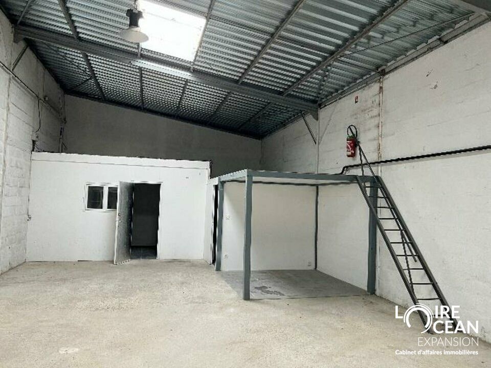Location entrepot 131 m² non divisibles