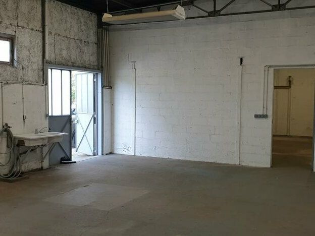 Location local d''activites 140 m² non divisibles