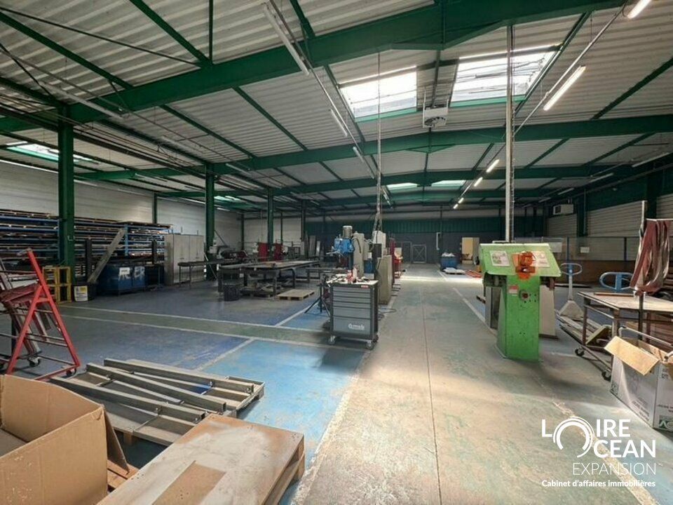 Location local d''activites 12688 m² non divisibles