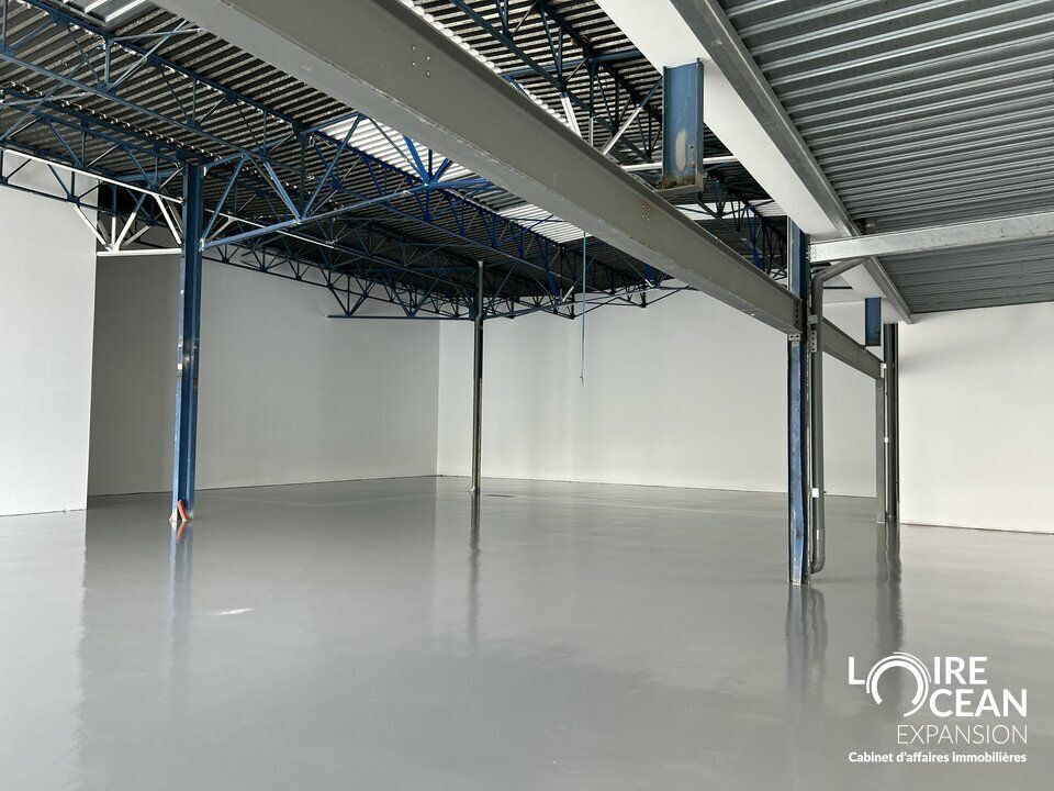 Cellule idéalement située en façade de la RD 523