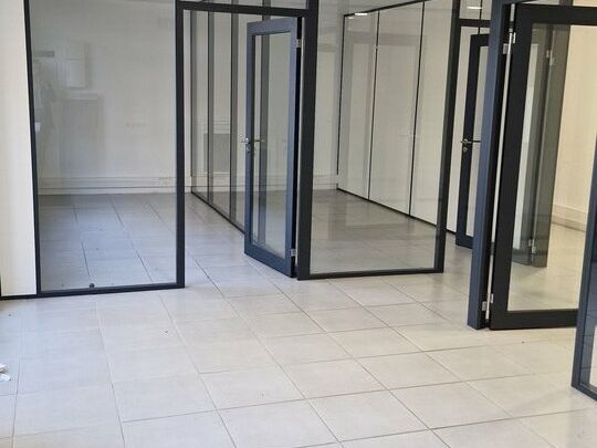 A LOUER - LOCAL COMMERCIAL - GUERANDE PROXIMITE IMMEDIATE DES REMPARTS