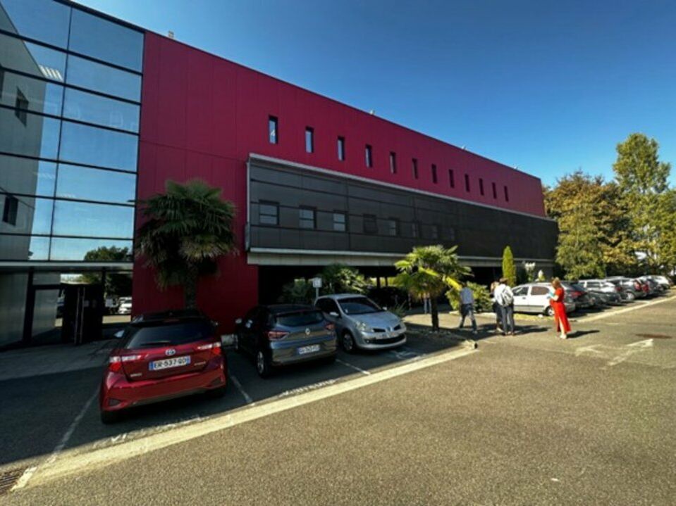A Mérignac, au sein du parc d'activités « Kennedy », un immeuble indépendant à usage de bureaux proposé à la location à la division