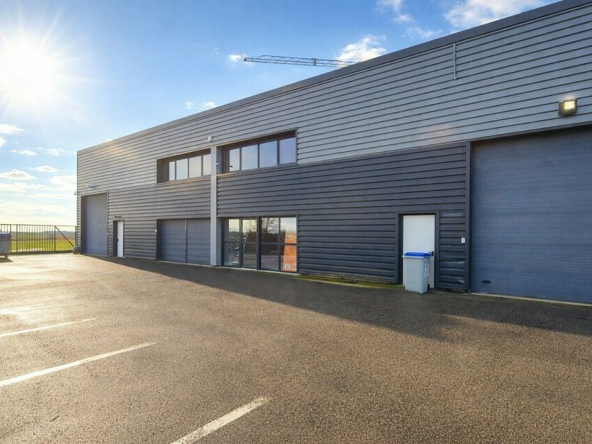 Location local d''activites 300 m² non divisibles