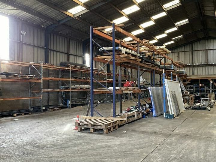 A VENDRE ZONE DE BESLON  - LOCAL D'ACTIVITE - SURFACE RARE 