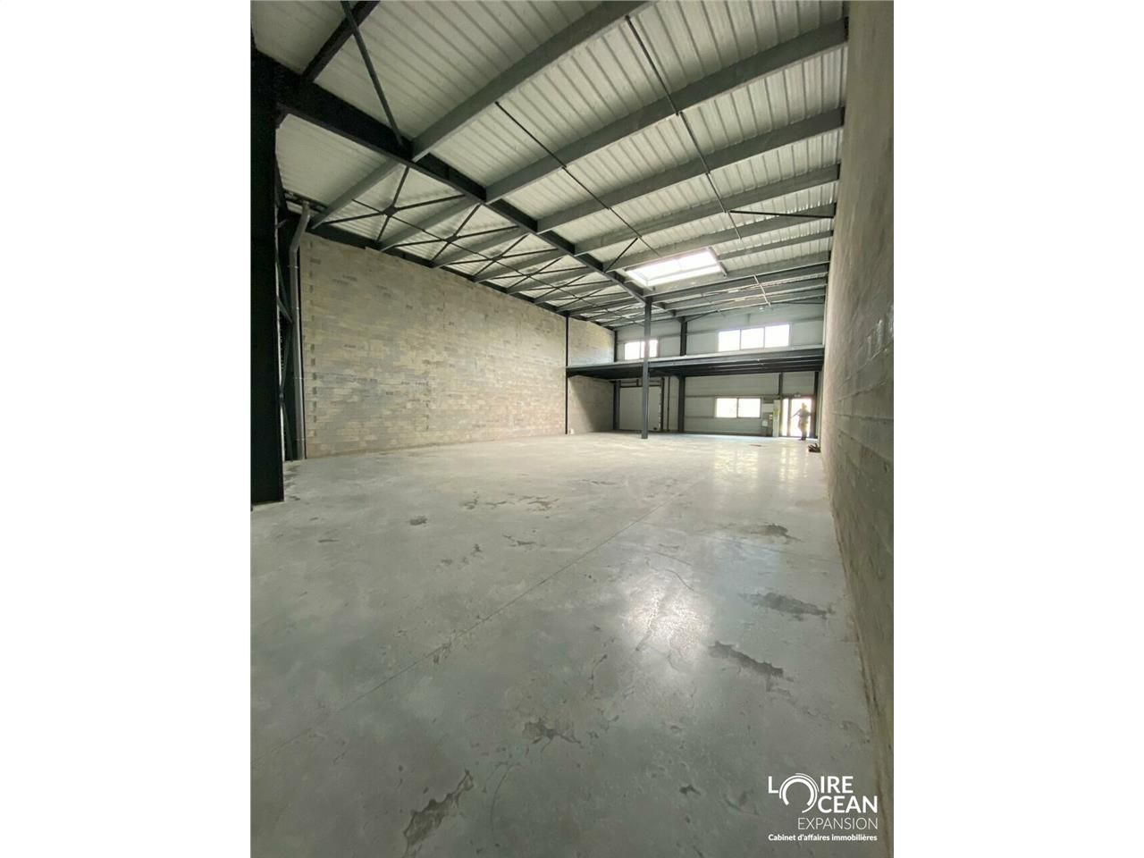 Location local d''activites 329 m² non divisibles